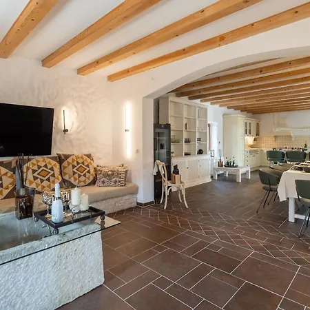 Villa Aurora Lukorana *